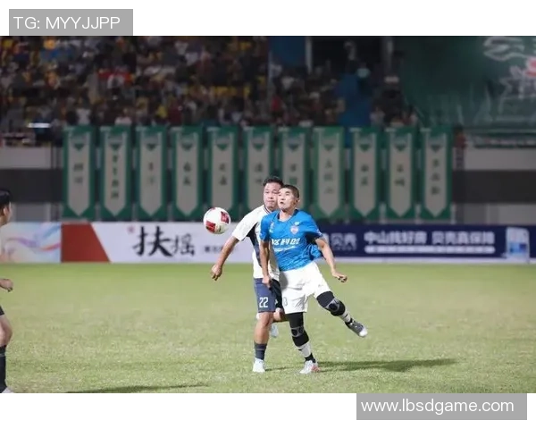 足球明星在绿茵场上的温情时刻展现人性光辉与无私奉献的感人故事 足球明星在绿茵场上的温情时刻展现人性光辉与无私奉献的感人故事