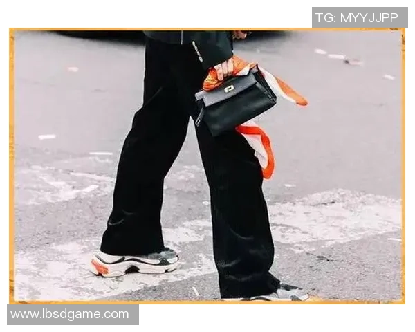 足球明星时尚新宠手拿包引领潮流风尚彰显个性魅力 足球明星时尚新宠手拿包引领潮流风尚彰显个性魅力